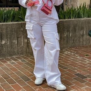 white aritzia cargo pants 🤍